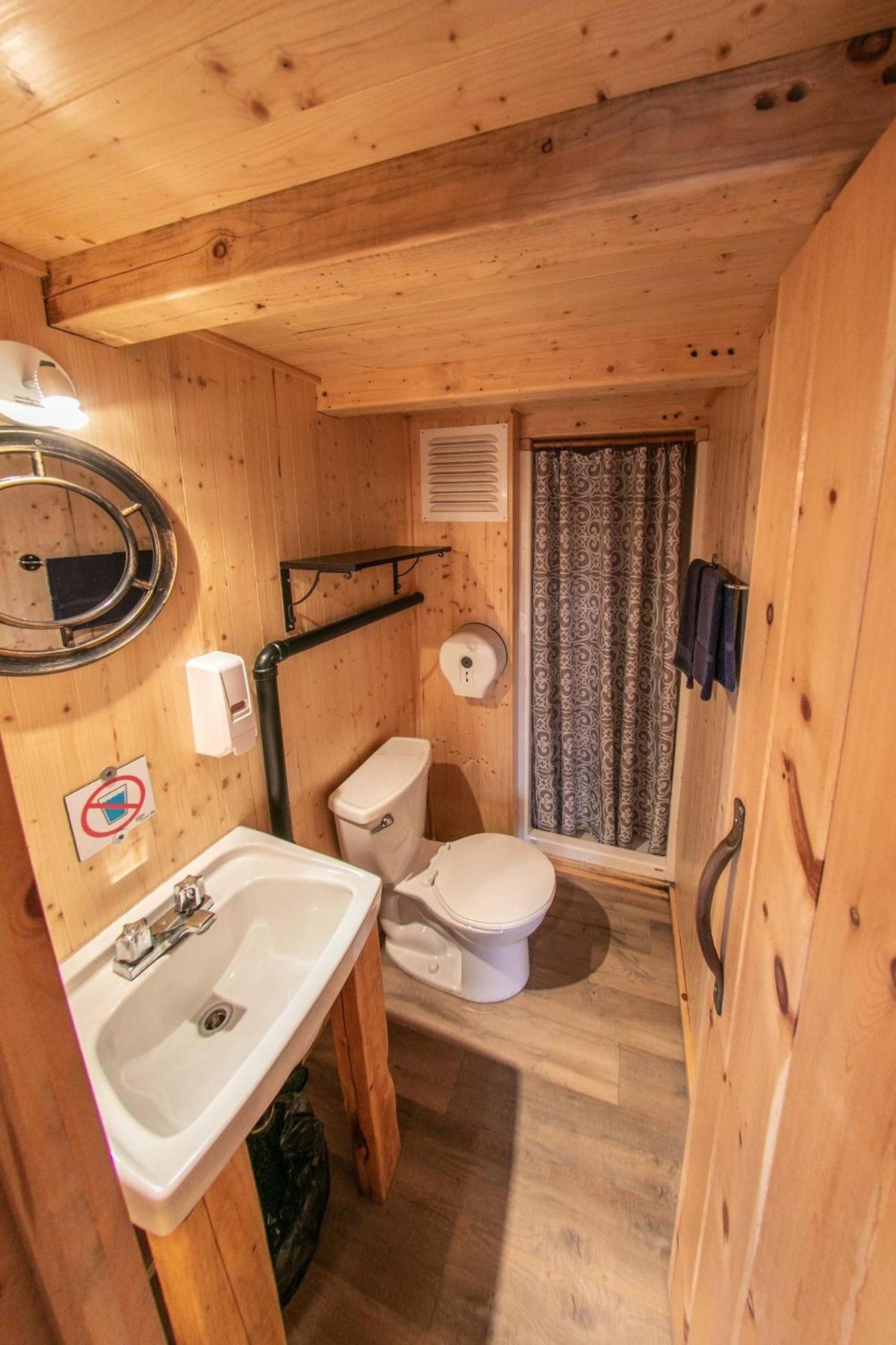 Auberge Festive Sea Shack Sainte Anne-des-Chênes المظهر الخارجي الصورة